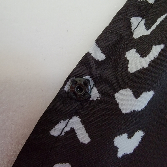 EUC Collective Concepts Black White Long Sleeve Vneck Shorts Romper Size M - Picture 4 of 10